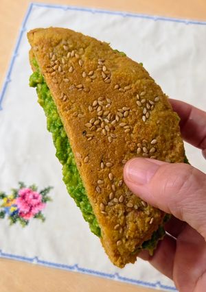 Una foto de Pancito de almendras y huevo 🌱 🥚 en sartén 🍳 keto 💪🏼 sin gluten 🌾15 g de proteína 🍳3 ing