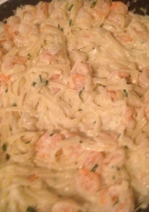 Una foto de Pasta con camarones 🍤❣