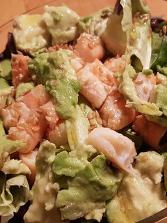 Una foto de Ensalada picante con langostinos y aguacate
