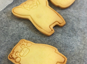 大人小孩一起做壓模餅乾 的食譜成品照片