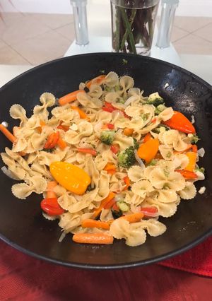 Una foto de Pasta con vegetales fácil y rápido