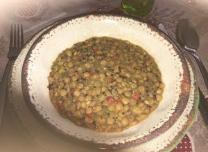 Una foto de Lentejas especiadas con quinoa negra