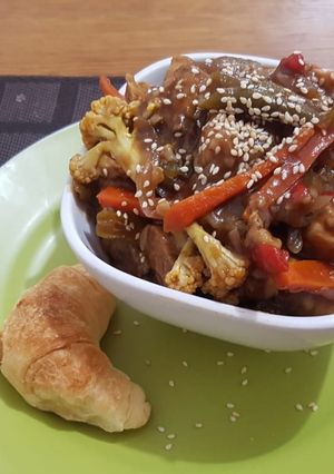 Una foto de Pollo con vegetales agridulces 🥙