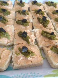 Una foto de Canapés ave pimiento