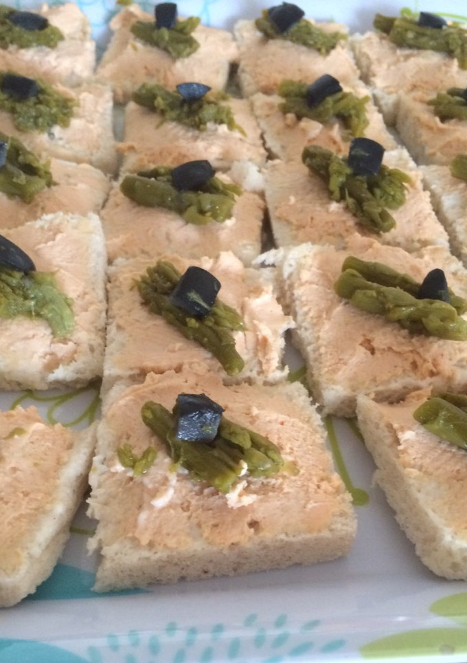 Una foto de Canapés ave pimiento