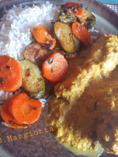 Foto di Pollo al curry con verdure e riso basmati