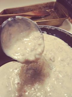 A picture of White country gravy.