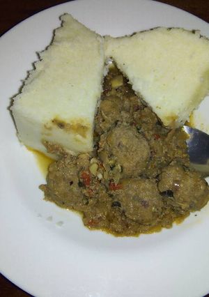 A picture of Ugali with meatballs.