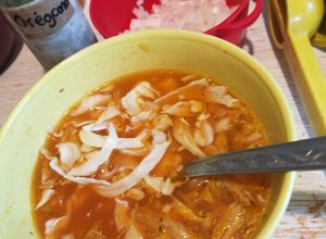 Una foto de Pozole en olla exprés