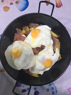 Una foto de Cazuelita de huevos 🍳 rotos