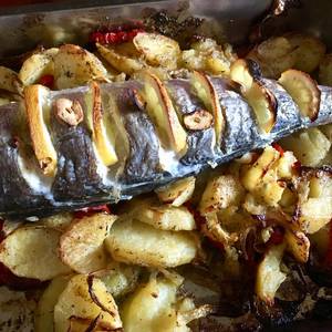 Cola de merluza con patatas pimientos rojos y cebolla cebolla