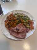 Medallón de atún con vegetales salteados