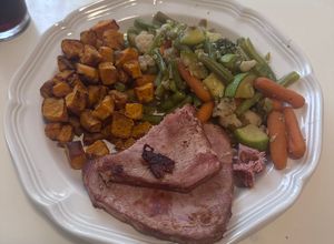Una foto de Medallón de atún con vegetales salteados