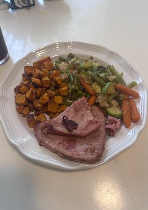 Una foto de Medallón de atún con vegetales salteados