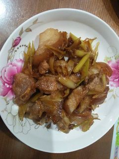 Hình của món Giò heo kho sả.