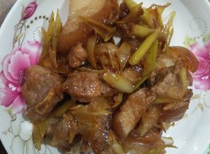 Hình của món Giò heo kho sả.