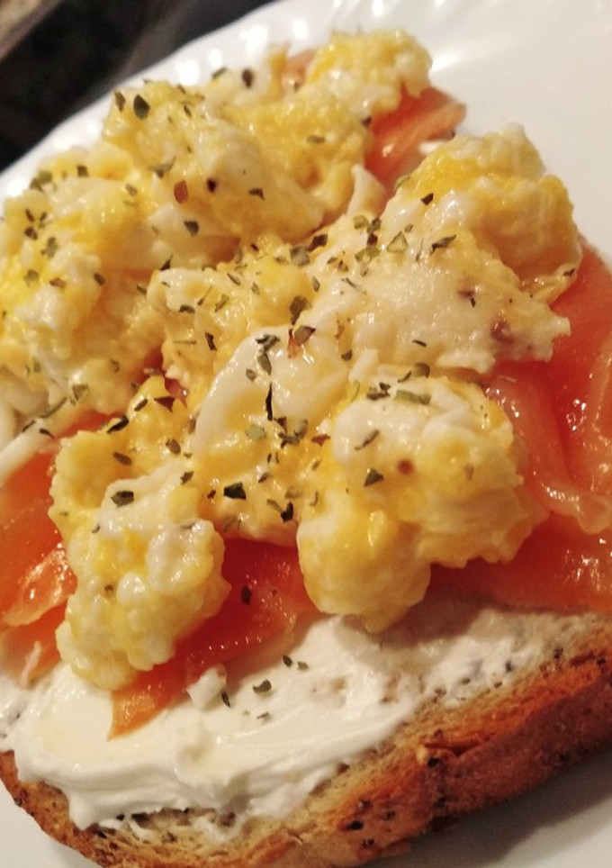Una foto de Tostada de queso crema, salmón y huevo revuelto