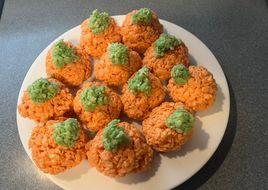 Rice Krispy treats - pumpkins and zombies #halloween
