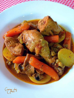 Una foto de Estofado de pollo con champiñones, zanahoria y patatas
