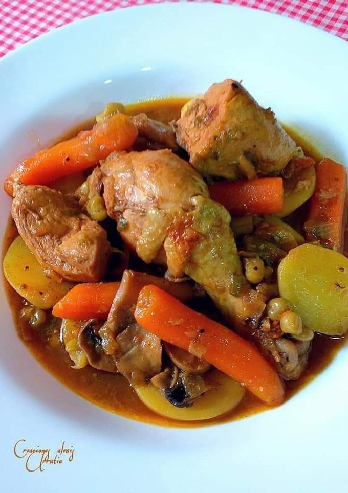 Una foto de Estofado de pollo con champiñones, zanahoria y patatas