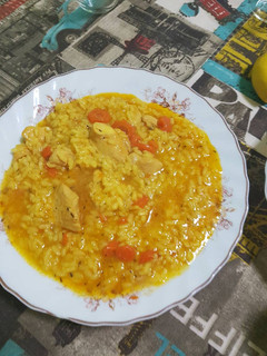 Una foto de Arroz caldoso con pollo y zanahorias