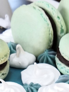 Una foto de Macarons de colores rellenos 🍬