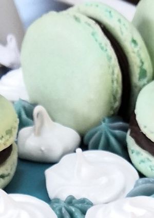Una foto de Macarons de colores rellenos 🍬