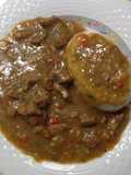 Carne en salsa de curry con timbal de arroz