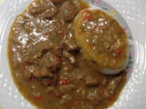 Carne en salsa de curry con timbal de arroz