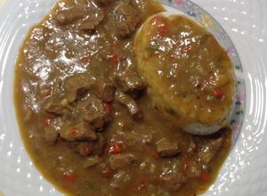 Una foto de Carne en salsa de curry con timbal de arroz
