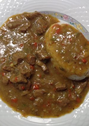 Una foto de Carne en salsa de curry con timbal de arroz