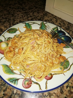 Una foto de Spaguettis con camarones y tocino