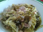 Una foto de garbanzo con berza y chorizo