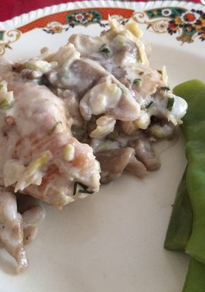 Una foto de Pollo en suave crema de almendras y pleurotus 