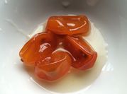 Una foto de dulce de quinoto en almibar