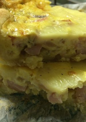Una foto de Quiche de lomito y cebolla colorada