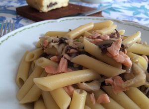 Una foto de Penne con radicchio rosso e salmone affumicato