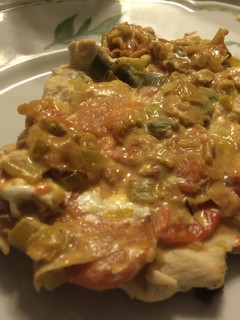 Una foto de Cocina para parejas: Pechuguitas con crema de tomate y puerro