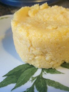 Una foto de Polenta moldeada para guarnición