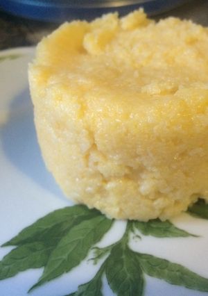Una foto de Polenta moldeada para guarnición