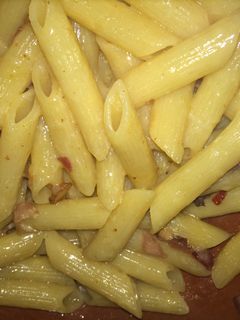 Una foto de Penne a la carbonara