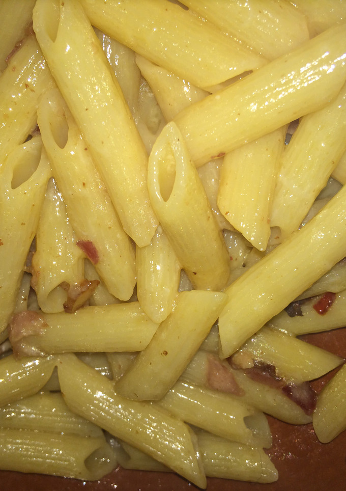 Una foto de Penne a la carbonara