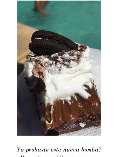Una foto de Brownie con dulce de leche y merengue