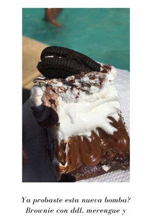 Una foto de Brownie con dulce de leche y merengue