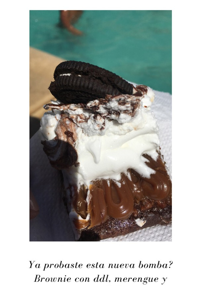 Una foto de Brownie con dulce de leche y merengue