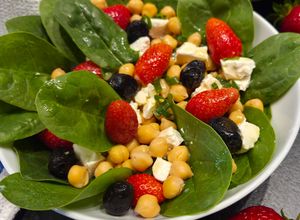 Une photo de Salade Composée Épinards Feta Fraises
