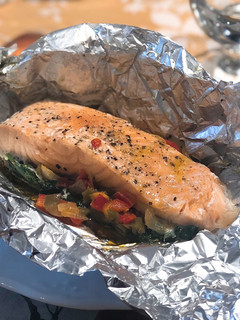 Una foto de Salmón al horno con verduras