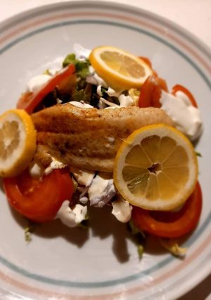 Tilápia hal salátaágyon, fokhagymaszósszal recept fotója