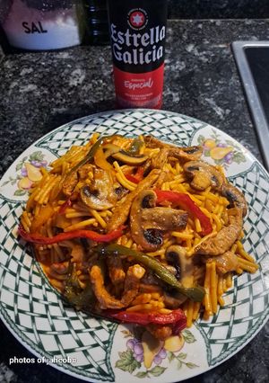 Una foto de Fideos con tiras de lomo