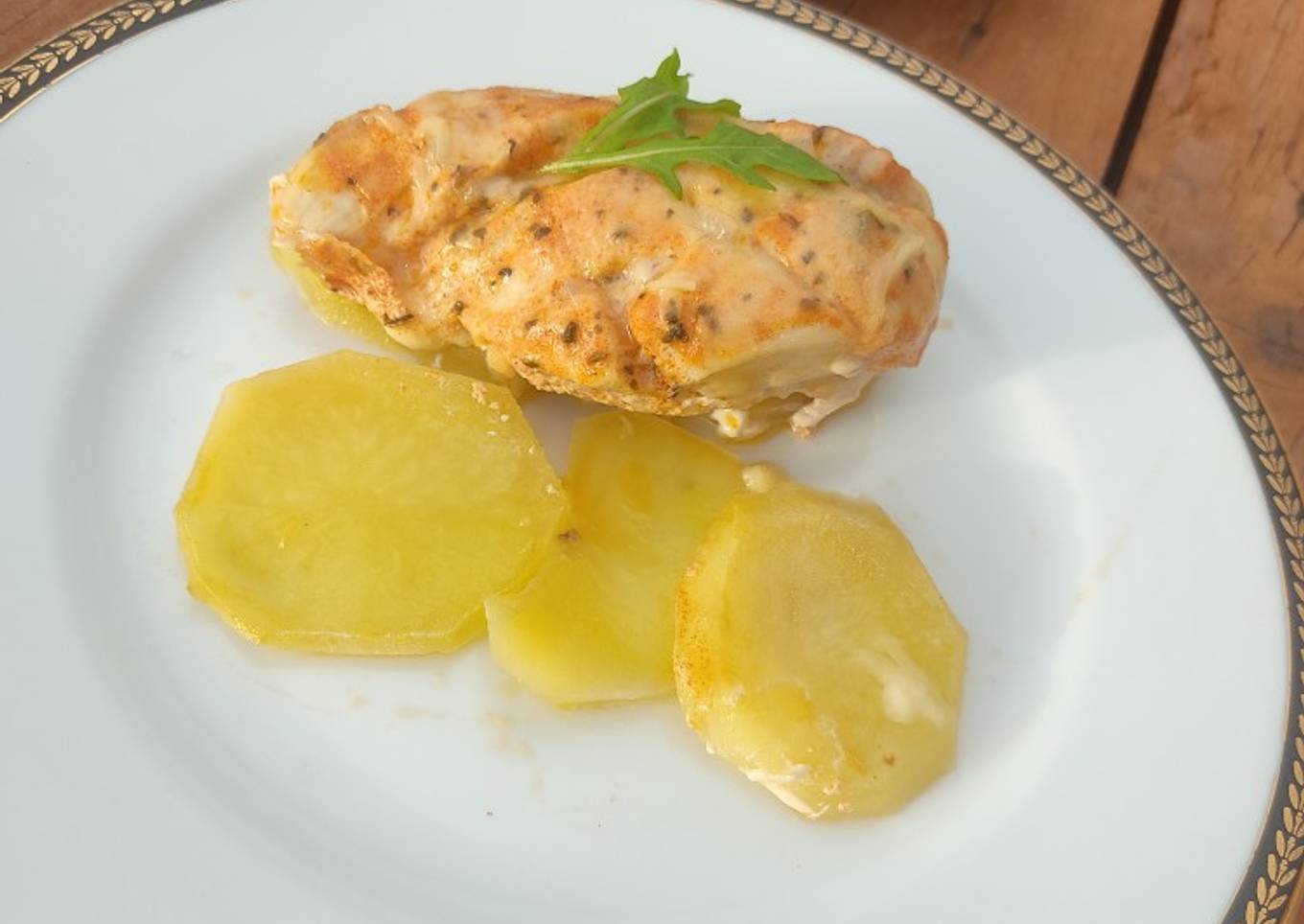 Pechuga de pollo al horno con salsa de yogur y patatas